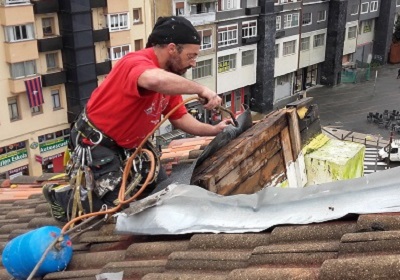 Reparación de tejas en el tejado
